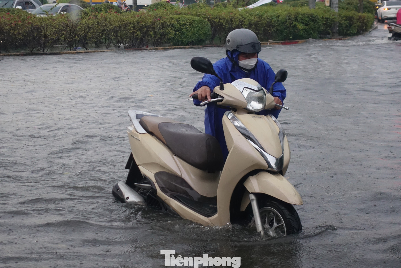 Mưa lớn kết hợp với triều cường đã gây ngập nhiều khu vực ở quận Bình Tân như đường Lê Cơ, khu dân cư Nam Hùng Vương, chợ Khu phố 2 (phường An Lạc), đường Sinco (phường Bình Trị Đông B),…