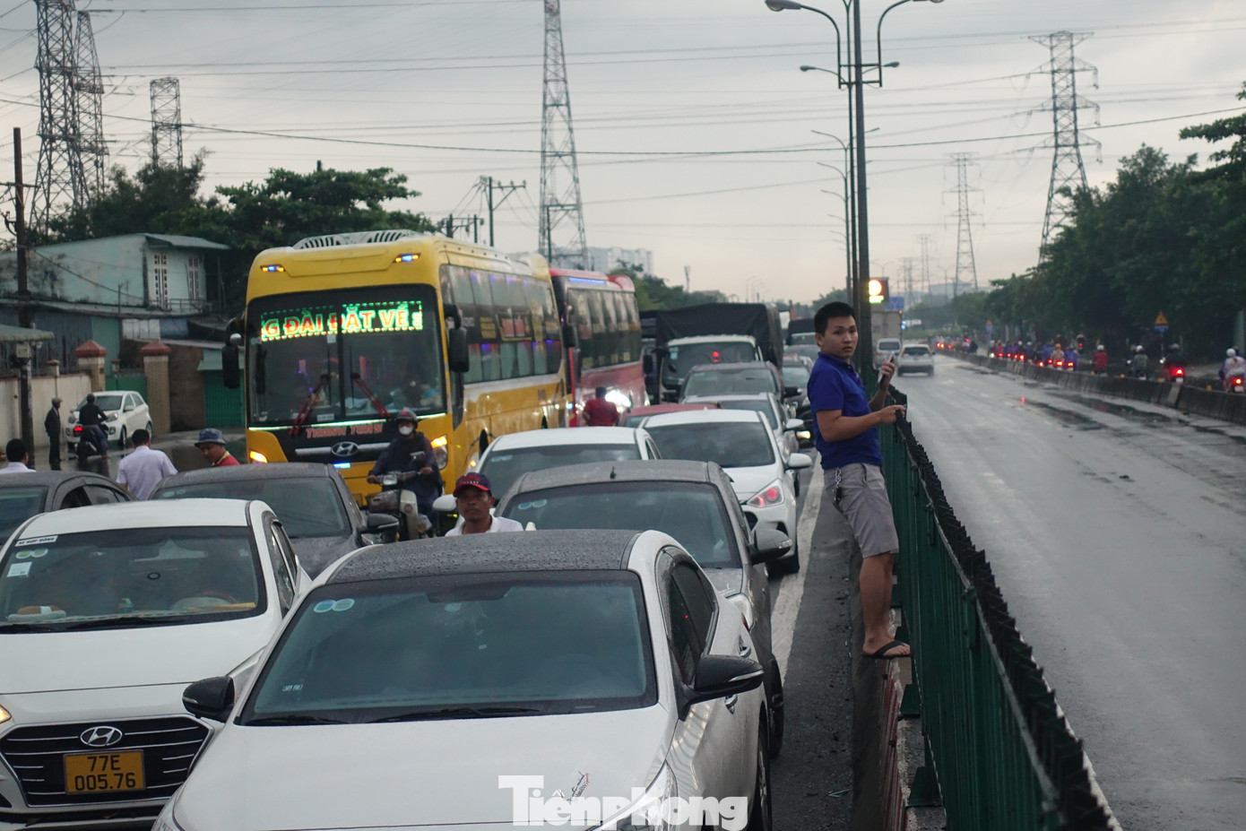 Một số tài xế trèo lên dải phân cách để đánh giá tình hình ngập úng và ùn ứ ở khu vực.