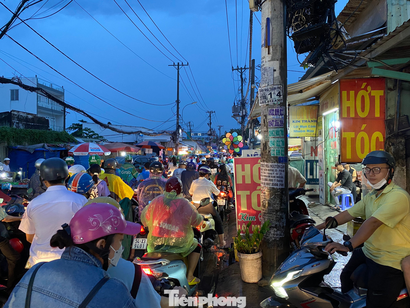 Đường An Dương Vương (quận Bình Tân) ùn tắc kéo dài sau cơn mưa lớn chiều 23/10. Ảnh: Hữu Huy Đường An Dương Vương (quận Bình Tân) ùn tắc kéo dài sau cơn mưa lớn chiều 23/10. Ảnh: Hữu Huy