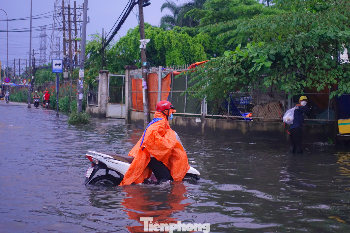 Một đoạn đường Sinco (phường Bình Trị Đông B, quận Bình Tân) bị ngập nặng khiến nhiều xe bị "chết máy". Một đoạn đường Sinco (phường Bình Trị Đông B, quận Bình Tân) bị ngập nặng khiến nhiều xe bị "chết máy".
