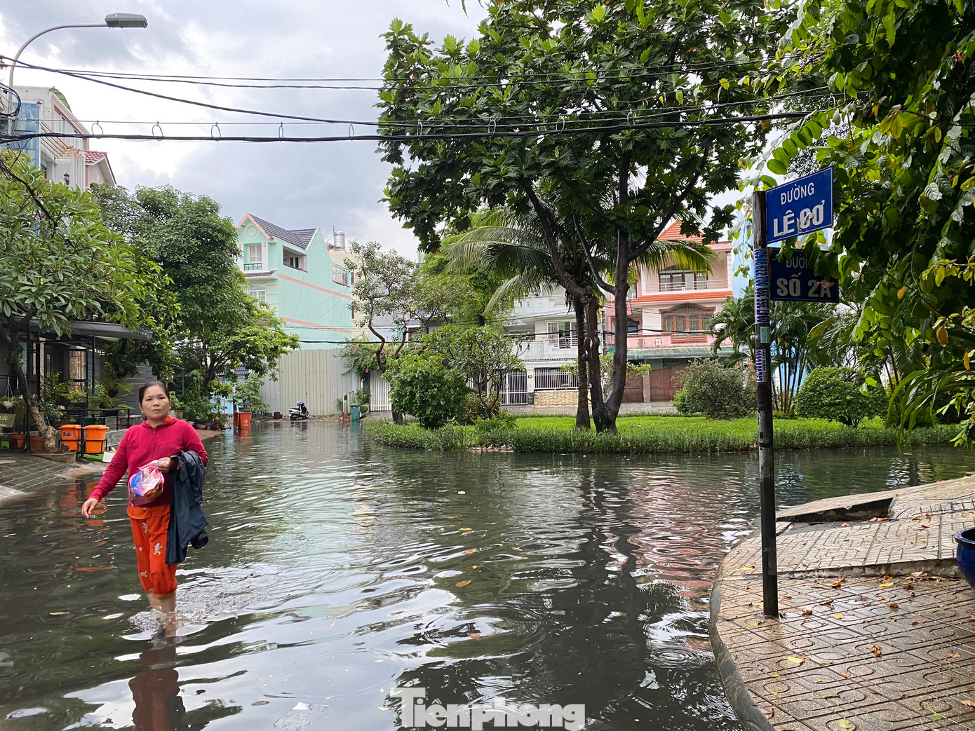 Người dân bì bõm lội nước trên đường số 2A (phường An Lạc, quận Bình Tân). Người dân bì bõm lội nước trên đường số 2A (phường An Lạc, quận Bình Tân).