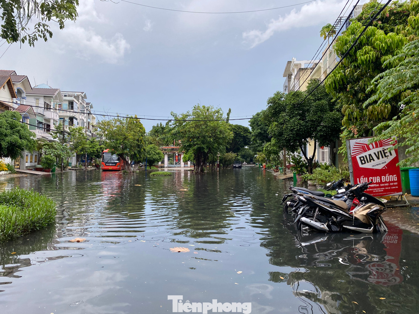Ngoài những trục đường chính, nhiều tuyến đường nội ô khu dân cư ở phường An Lạc (quận Bình Tân) cũng bị ngập do mưa. Ngoài những trục đường chính, nhiều tuyến đường nội ô khu dân cư ở phường An Lạc (quận Bình Tân) cũng bị ngập do mưa.