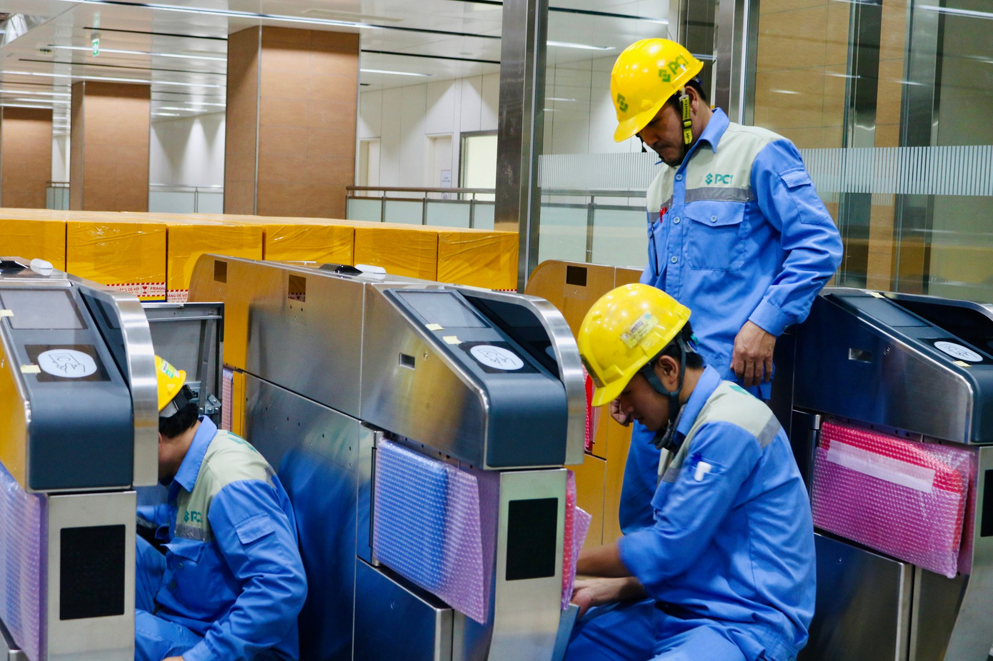 Cửa soát vé tự động được lắp đặt tại ga Nhà hát Thành phố.