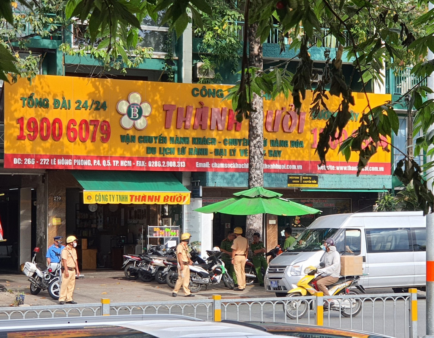 Công an kiểm tra tại trụ sở Công ty Thành Bưởi ở địa chỉ 266 - 268 Lê Hồng Phong (phường 4, quận 5) vào chiều 26/10. Ảnh: H.T