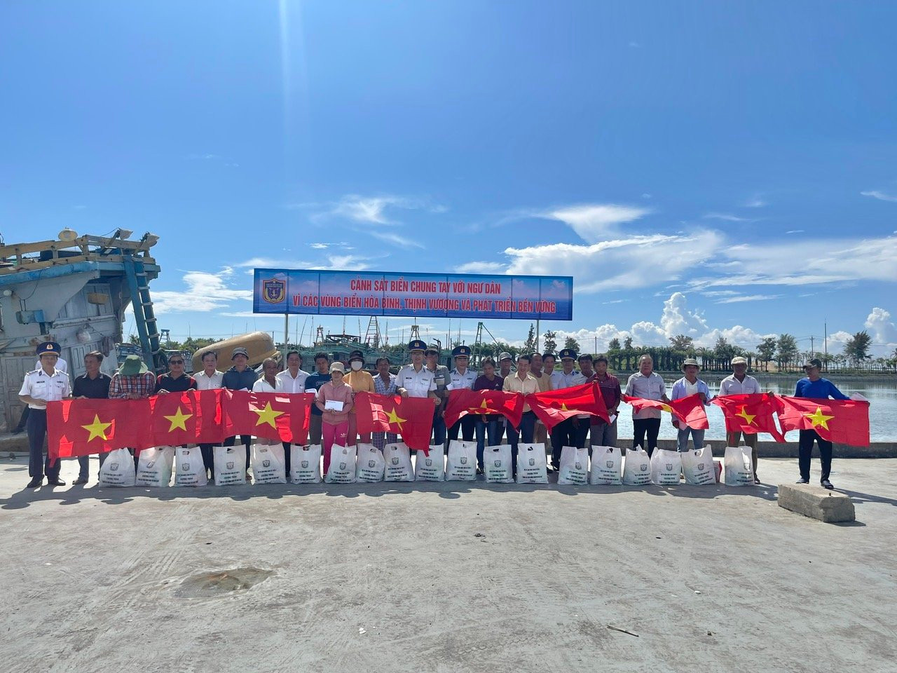 Đoàn công tác trao quà và cờ Tổ quốc tặng ngư dân xã Lộc An, huyện Đất Đỏ. Ảnh: Bộ Tư lệnh Vùng Cảnh sát biển 3 Đoàn công tác trao quà và cờ Tổ quốc tặng ngư dân xã Lộc An, huyện Đất Đỏ. Ảnh: Bộ Tư lệnh Vùng Cảnh sát biển 3