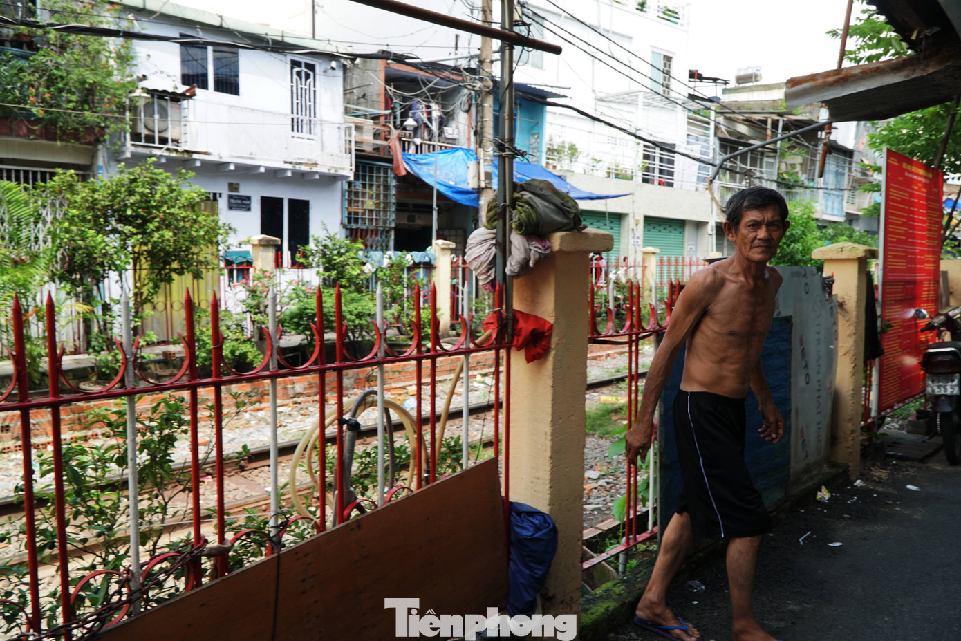 Người dân thường xuyên trèo qua rào để vào khu vực đường sắt.