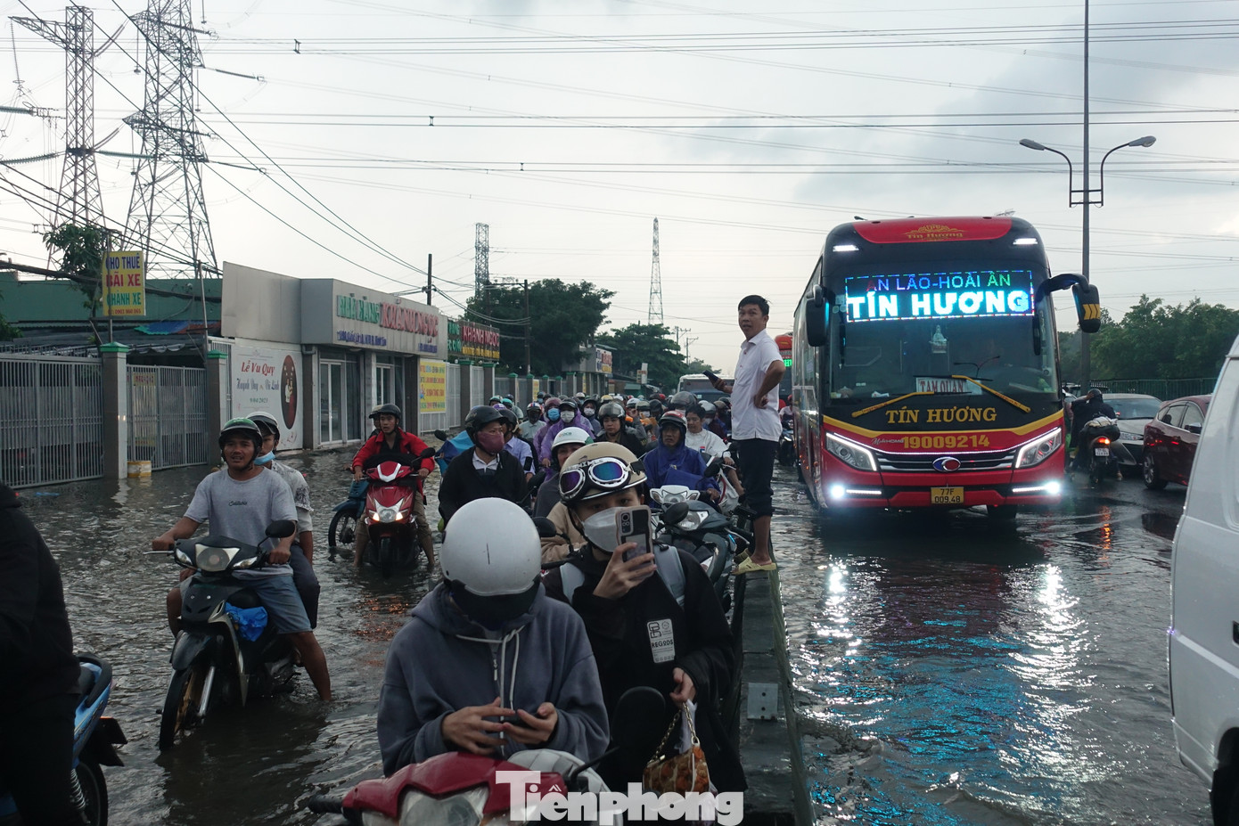Lo ngại xe bị &quot;chết máy&quot; khi đi qua khu vực bị ngập sâu, nhiều người đã dừng xe giữa đường chờ nước rút.