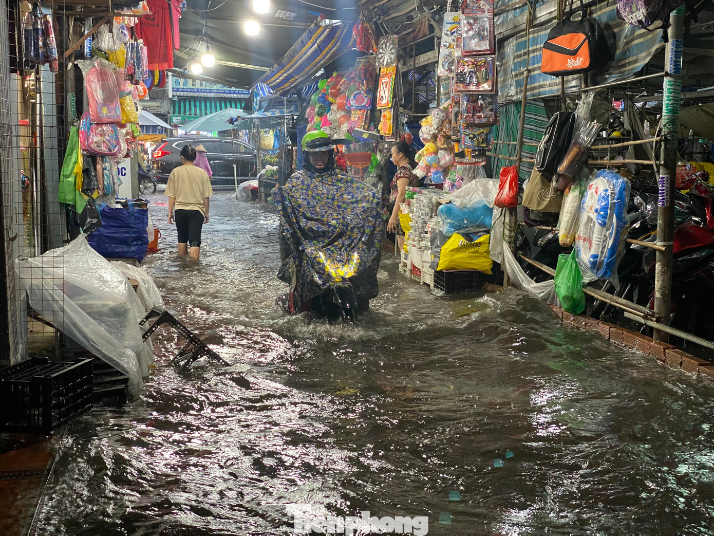 Đến gần 19h cùng ngày, nước ở khu vực chợ vẫn chưa rút. Đến gần 19h cùng ngày, nước ở khu vực chợ vẫn chưa rút.