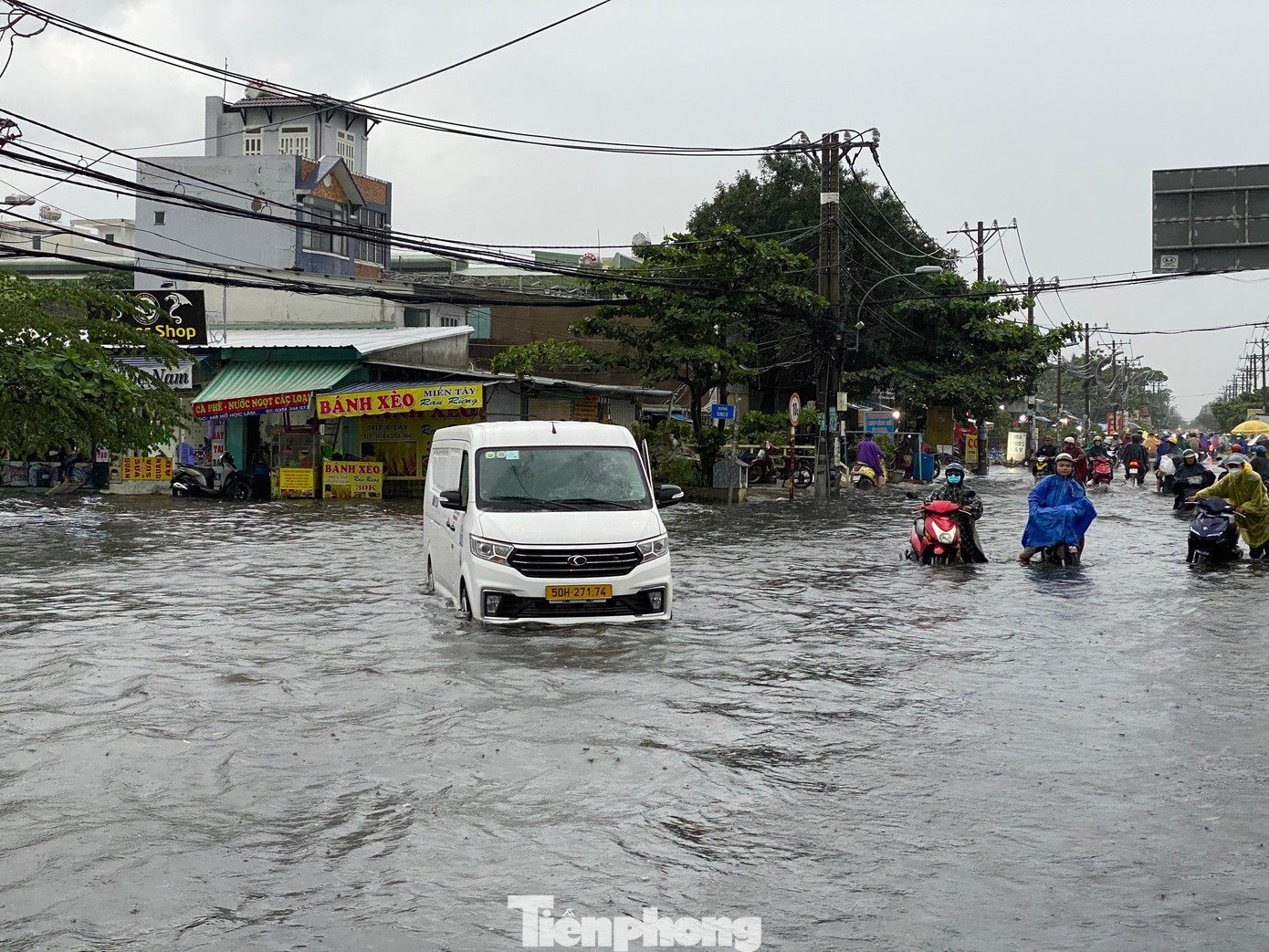 Khu vực điểm giao giữa đường Sinco - Hồ Ngọc Lãm - quốc lộ 1 (quận Bình Tân) nước ngập sâu đến gần yên xe máy. Khu vực điểm giao giữa đường Sinco - Hồ Ngọc Lãm - quốc lộ 1 (quận Bình Tân) nước ngập sâu đến gần yên xe máy.