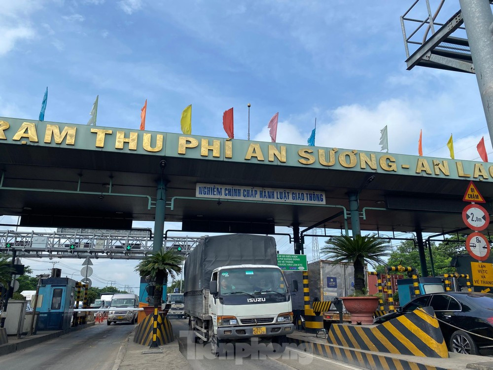 Khu vực trạm thu phí An Sương - An Lạc trên quốc lộ 1 (quận Bình Tân, TPHCM). Khu vực trạm thu phí An Sương - An Lạc trên quốc lộ 1 (quận Bình Tân, TPHCM).