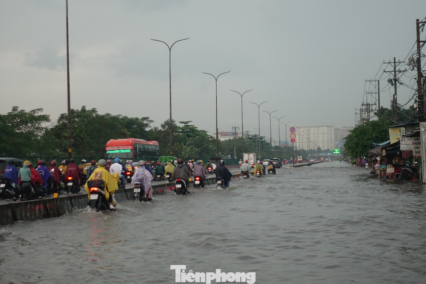 Nước ngập mênh mông trên quốc lộ 1 (đoạn qua phường Bình Trị Đông B, quận Bình Tân).