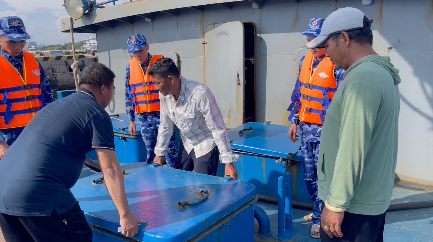 Lực lượng chức năng kiểm tra hàng hóa trên tàu.