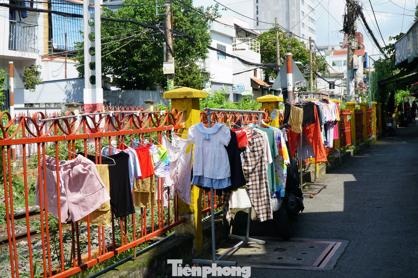 Hàng rào đường sắt bị chiếm dụng làm nơi phơi quần áo. Đây là hình ảnh dễ dàng bắt gặp ở tuyến đường sắt Bắc – Nam qua TPHCM.