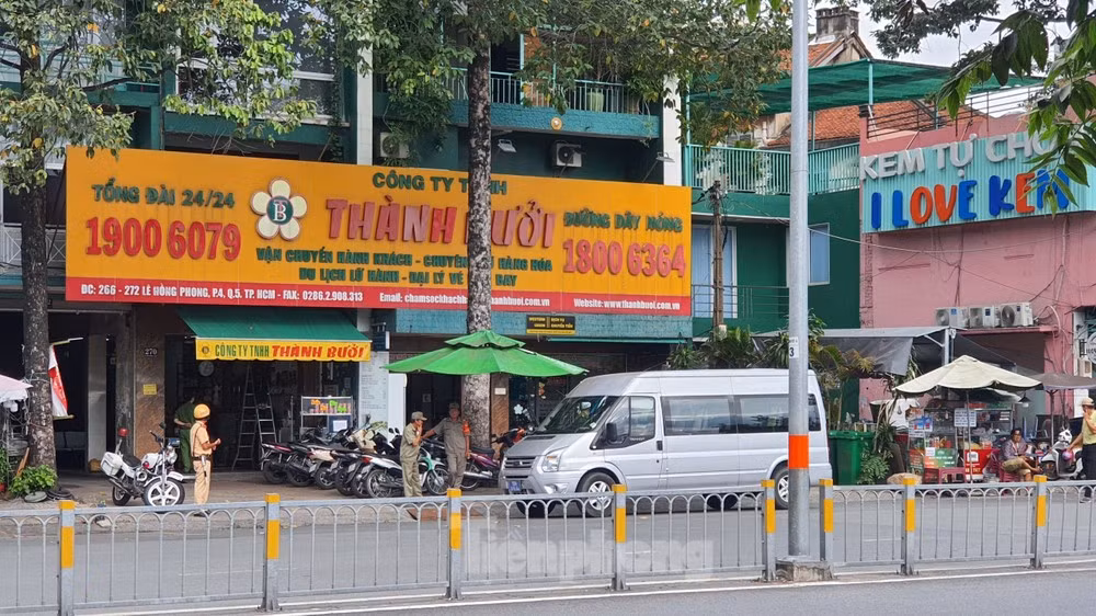 Lực lượng chức năng đang kiểm tra Công ty Thành Bưởi ở TPHCM vào chiều 26/10.