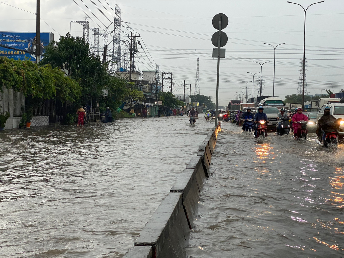 Ngập úng trên quốc lộ 1 (đoạn qua phường Bình Trị Đông B, quận Bình Tân) khiến giao thông ùn ứ vào chiều 23/10. Ảnh: Hữu Huy Ngập úng trên quốc lộ 1 (đoạn qua phường Bình Trị Đông B, quận Bình Tân) khiến giao thông ùn ứ vào chiều 23/10. Ảnh: Hữu Huy