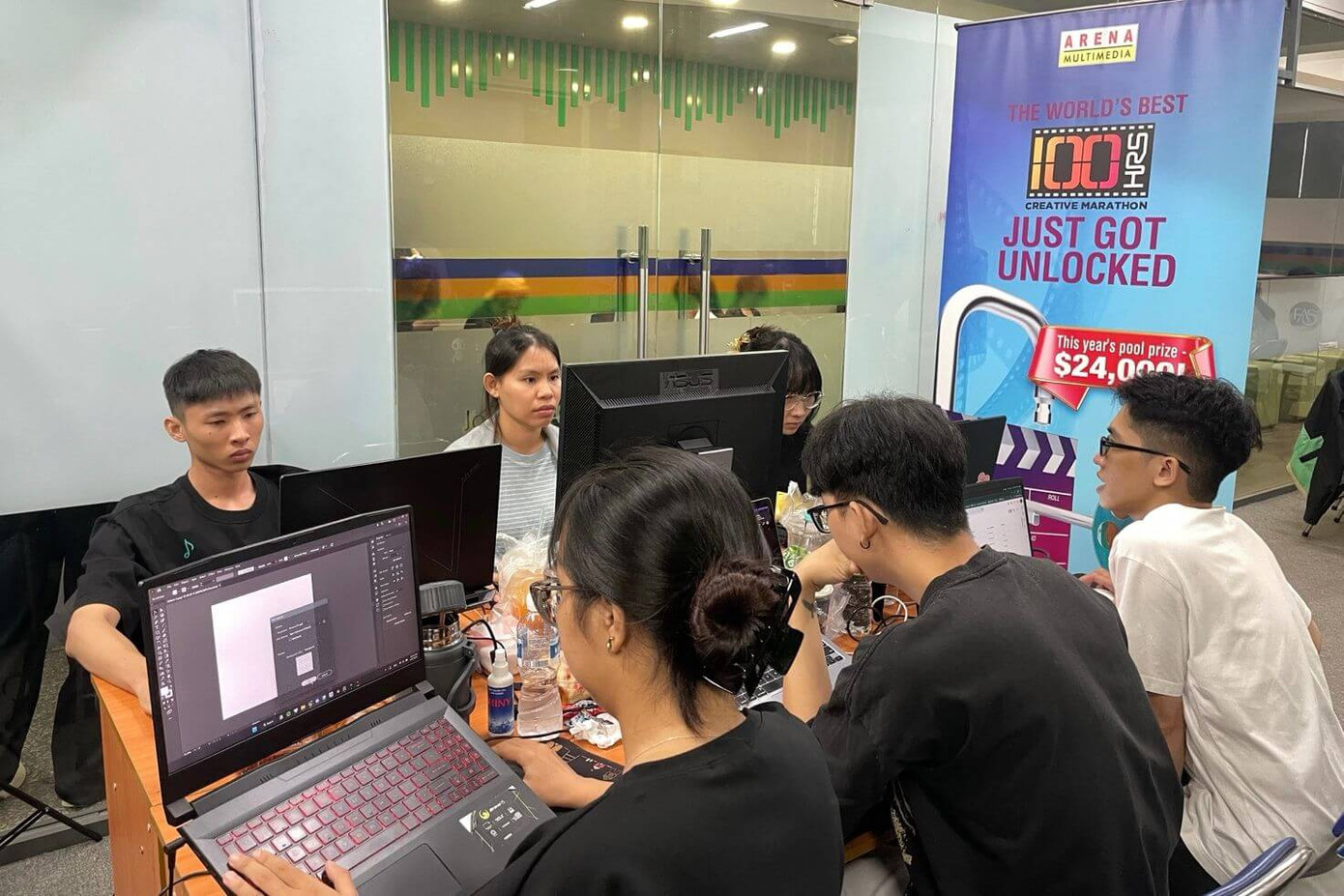 Các đội thi đều đang “chiến đấu” trong liên tục 100 giờ tại 100HRS năm 2025.