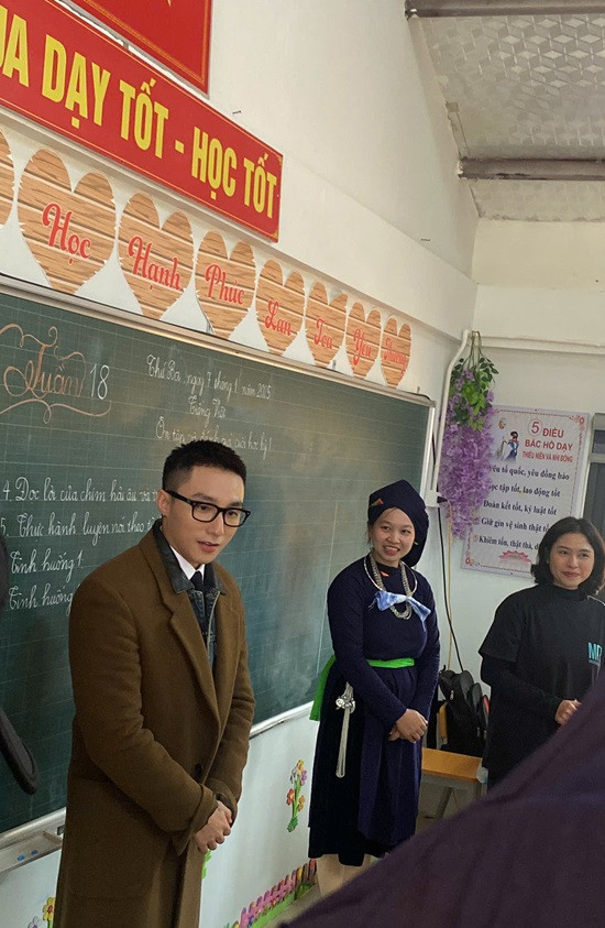 "Thầy giáo" Tùng đã có nhiều kỷ niệm đáng nhớ tại điểm trường thôn Làng Nủ. Nguồn: Sky Union "Thầy giáo" Tùng đã có nhiều kỷ niệm đáng nhớ tại điểm trường thôn Làng Nủ. Nguồn: Sky Union