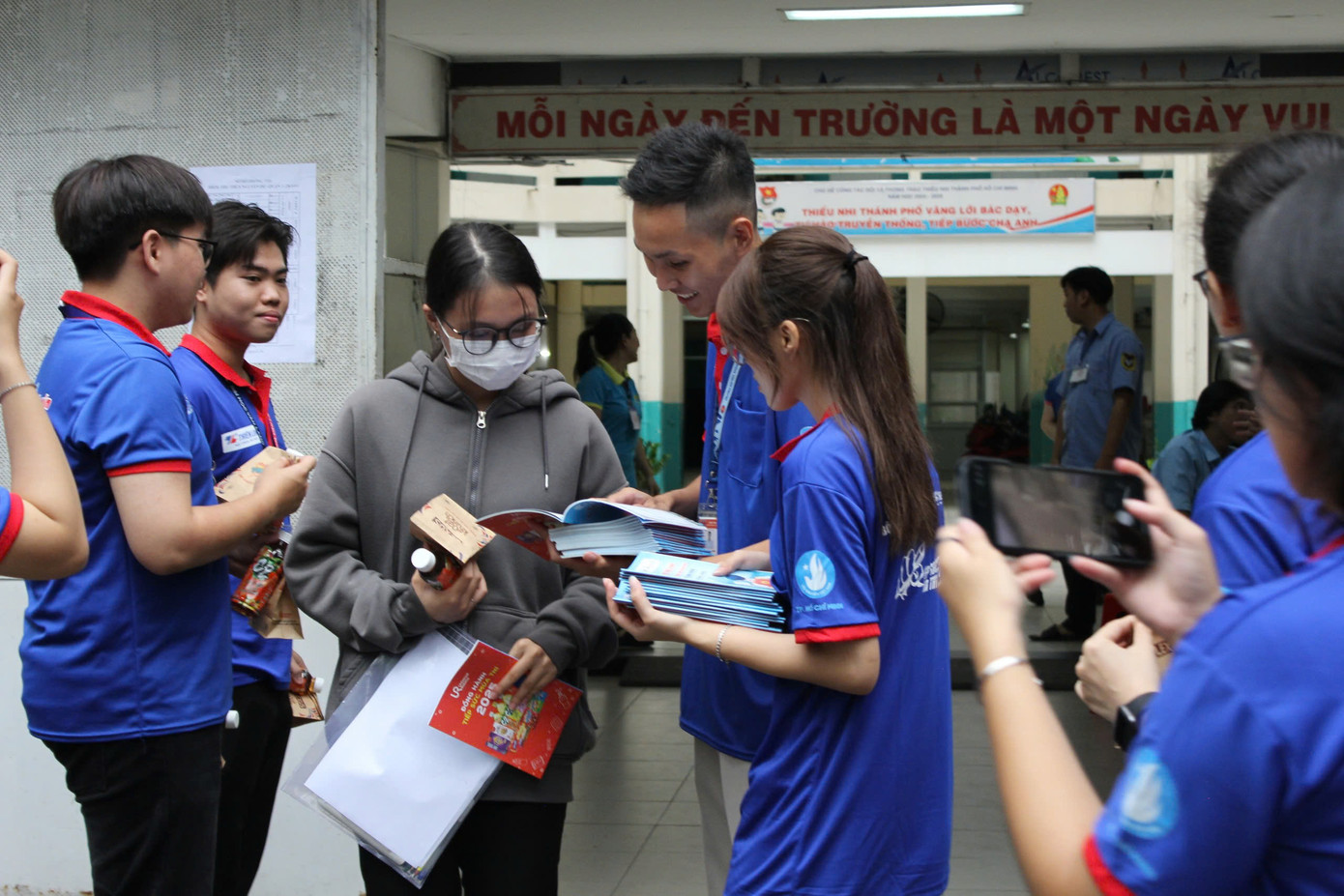 Đội tình nguyện viên ở điểm thi THCS Nguyễn Du. Ảnh: Phi Long.