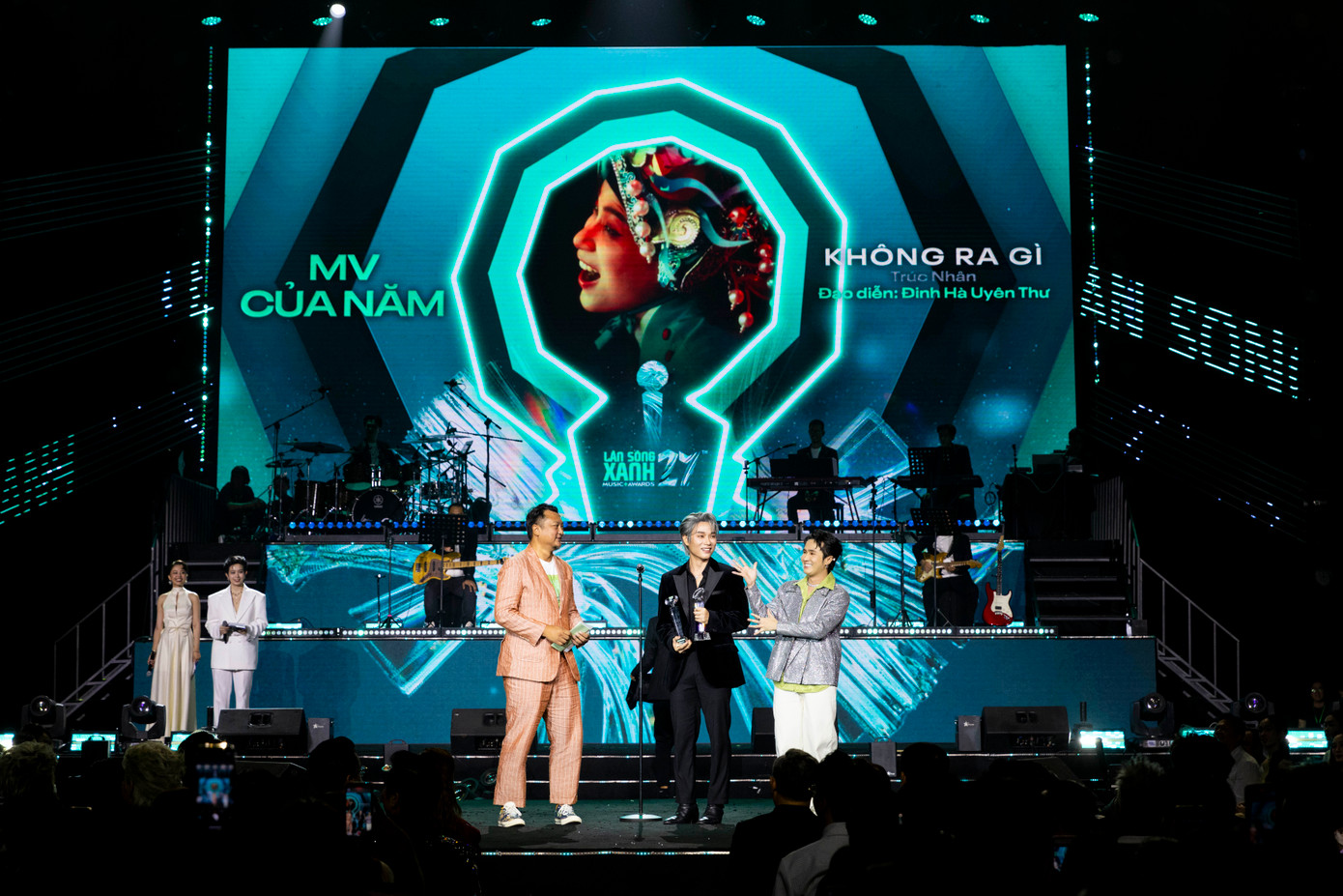 Trúc Nhân chiến thắng giải thưởng MV của năm. Trúc Nhân chiến thắng giải thưởng MV của năm.