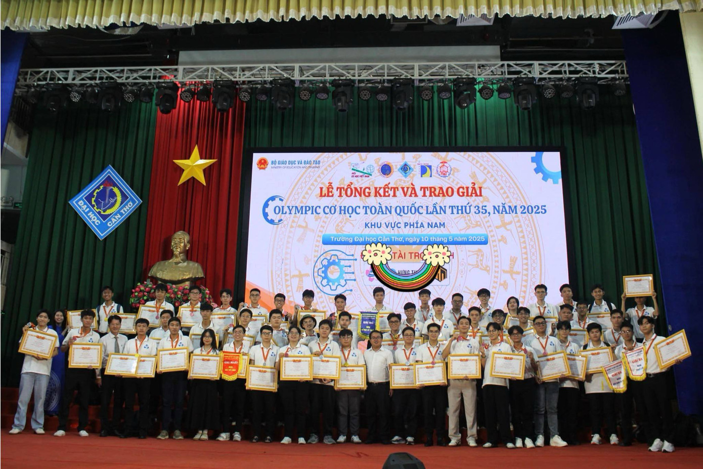 Tập thể sinh viên trường ĐH Bách Khoa - ĐHQG TP.HCM đạt giải trong kỳ thi.