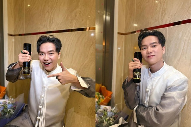 Bùi Công Nam tạo dáng bên chiếc cúp Nghệ sĩ có hoạt động nổi bật. Ảnh: FBNV