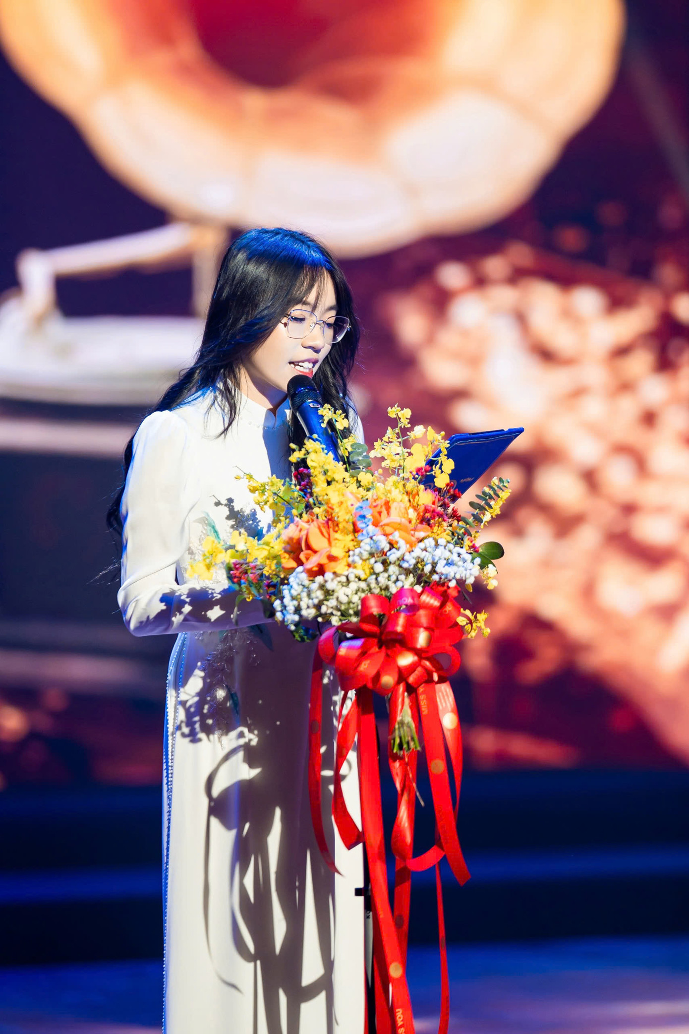 Cựu học sinh Đặng Vũ Ngọc Mai (lớp chuyên Anh C1 niên khóa 2016-2020) đại diện cho 20 thế hệ học sinh phát biểu chúc mừng nhà trường. Cựu học sinh Đặng Vũ Ngọc Mai (lớp chuyên Anh C1 niên khóa 2016-2020) đại diện cho 20 thế hệ học sinh phát biểu chúc mừng nhà trường.