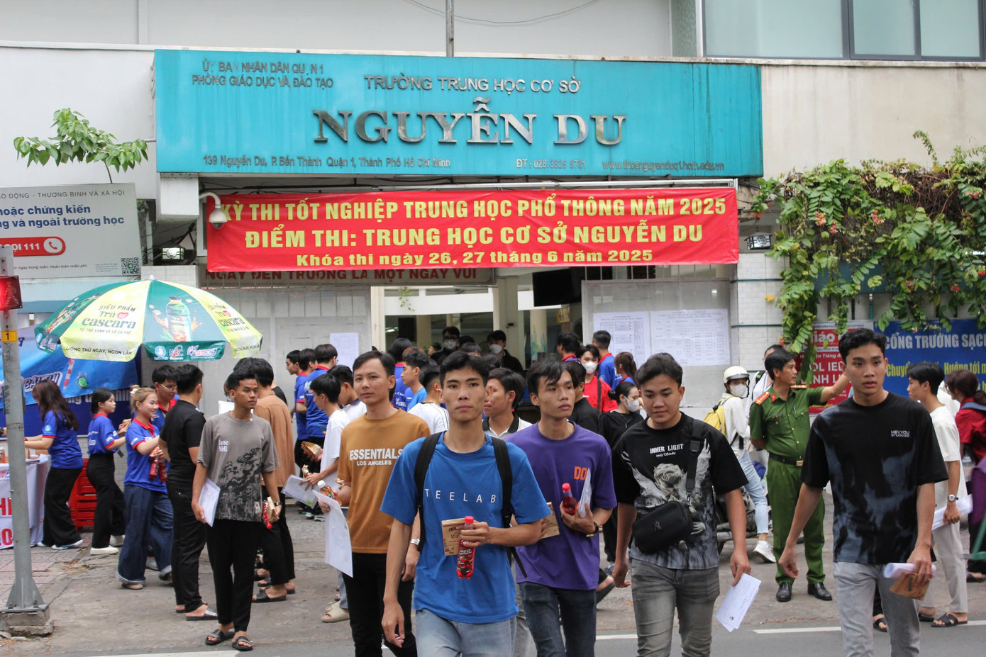 Các thí sinh tại điểm thi THCS Nguyễn Du (Q.1, TP.HCM) đến làm thủ tục thi vào chiều 25/6.