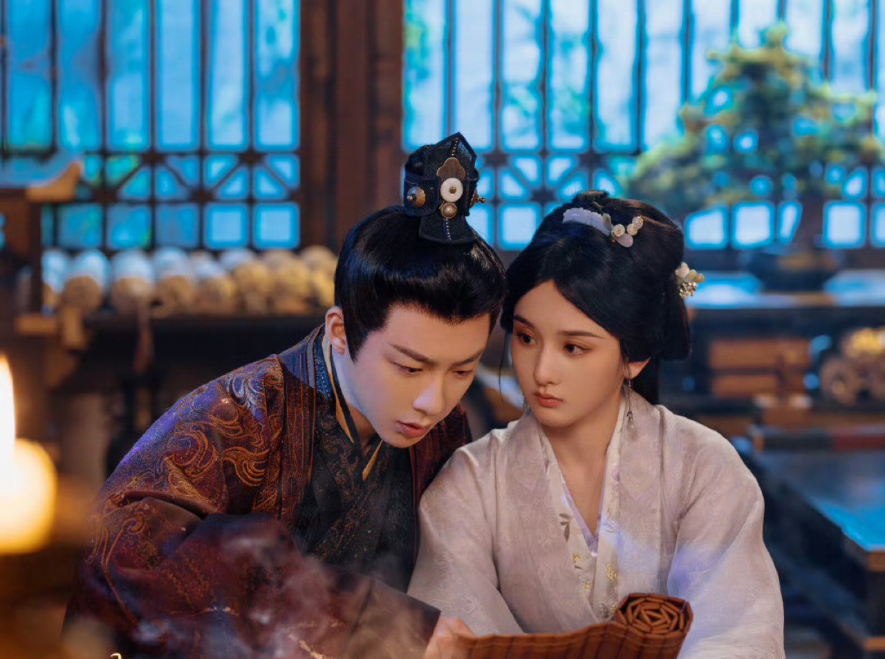 Khom Lưng giống như một làn gió giữa trưa hè. Khom Lưng giống như một làn gió giữa trưa hè.