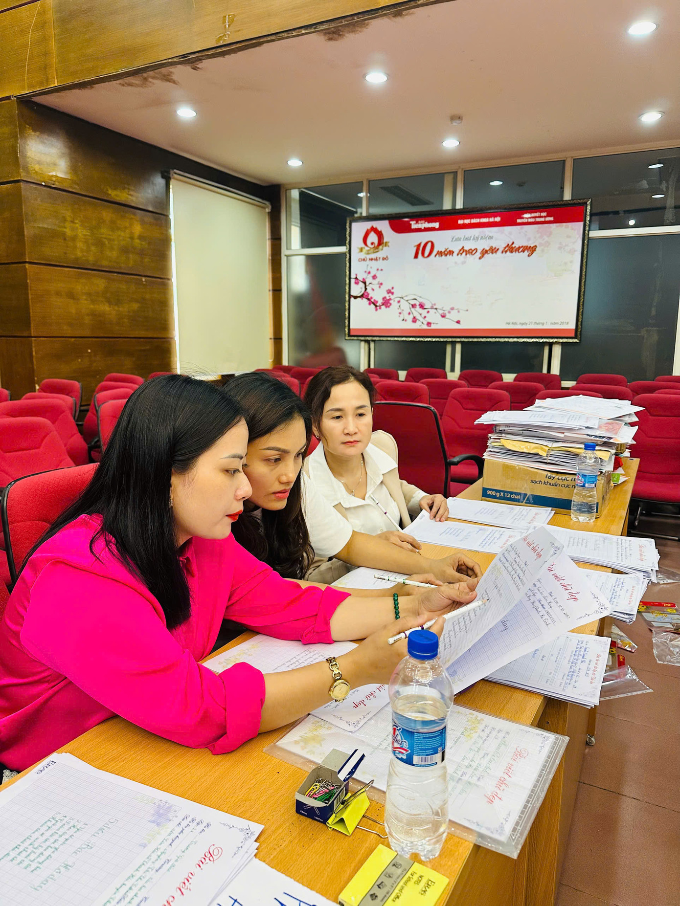 Các thầy cô giáo chấm thi Vòng Sơ khảo với hơn 100.000 bài dự thi được gửi về. Các thầy cô giáo chấm thi Vòng Sơ khảo với hơn 100.000 bài dự thi được gửi về.