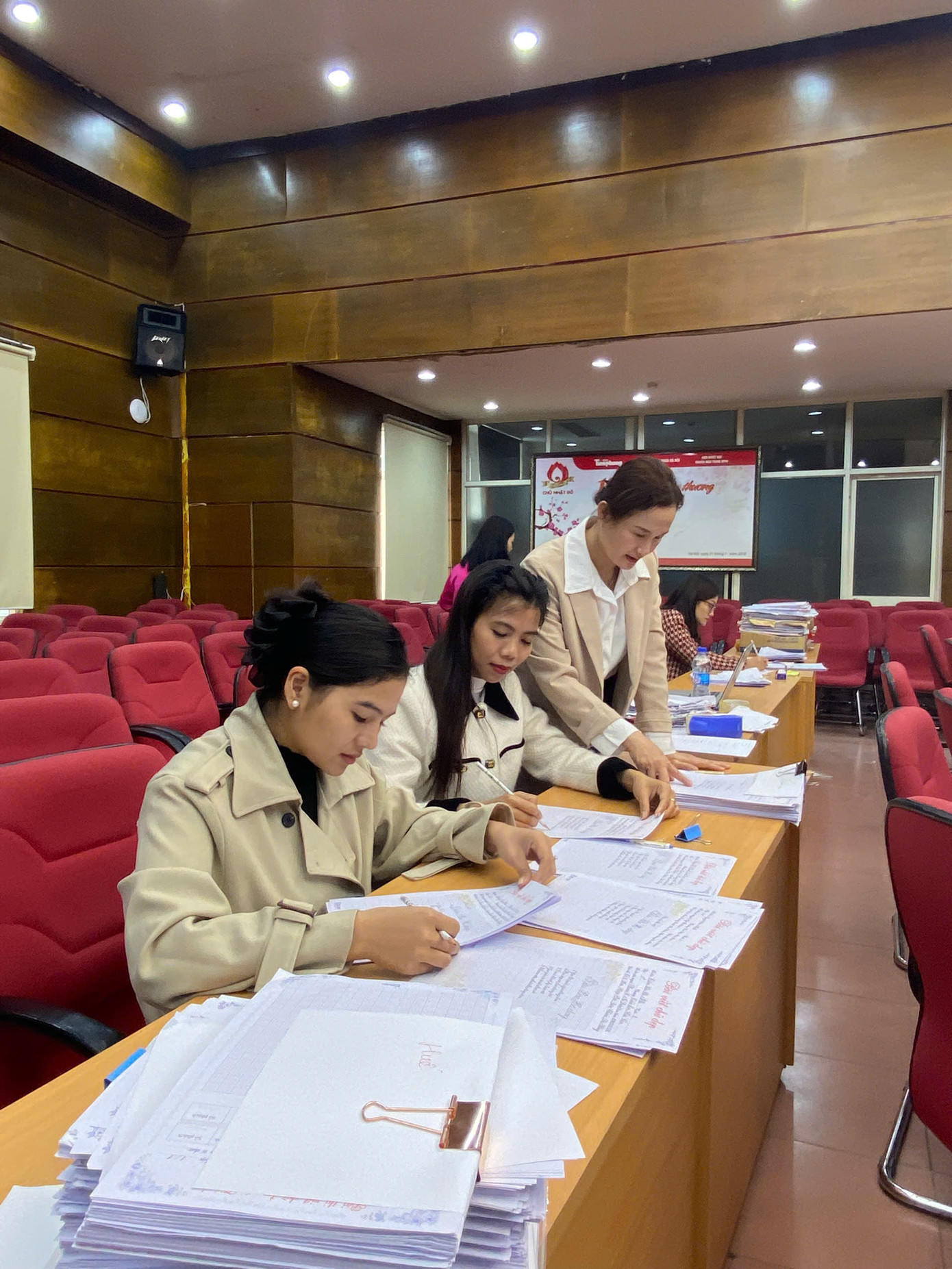 Các thầy cô giáo chấm thi Vòng Sơ khảo với hơn 100.000 bài dự thi được gửi về. Các thầy cô giáo chấm thi Vòng Sơ khảo với hơn 100.000 bài dự thi được gửi về.