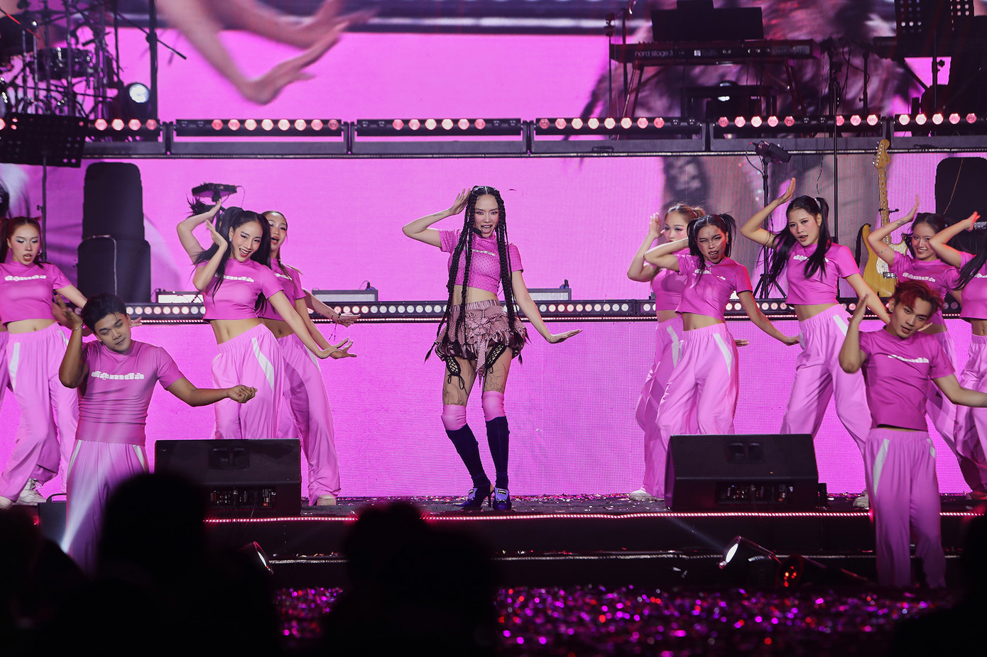 Các ca sĩ đều đầu tư hoành tráng cho các tiết mục. Các ca sĩ đều đầu tư hoành tráng cho các tiết mục.