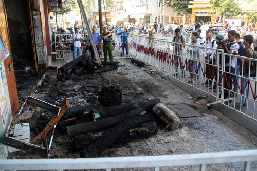 Căn nhà vẫn đang được phong tỏa nghiêm ngặt. Sáng nay, nhân viên điện lực cũng có mặt sửa chữa đường điện bị cháy
