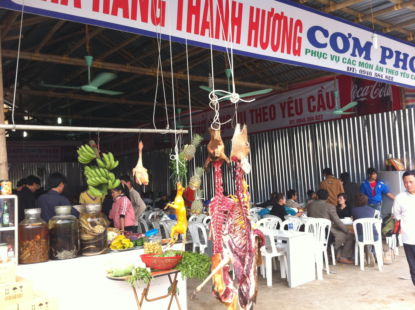 Tuy nhiên, nhìn cảnh này, nhiều người vẫn ái ngại cho không gian thanh tịnh của 