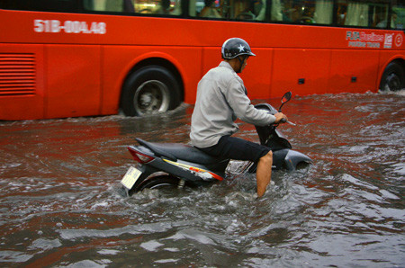Đường phố Sài Gòn thành sông sau trận mưa ảnh 13 Đường phố Sài Gòn thành sông sau trận mưa ảnh 13