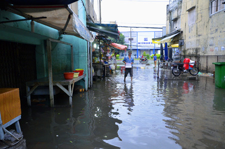 Đường phố Sài Gòn thành sông sau trận mưa ảnh 9 Đường phố Sài Gòn thành sông sau trận mưa ảnh 9