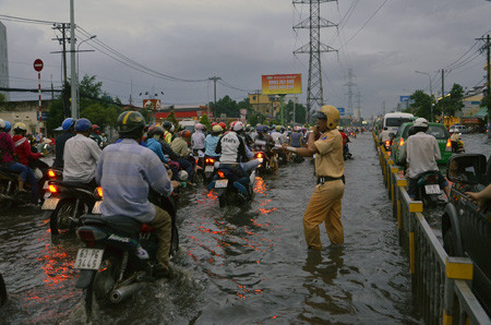 Đường phố Sài Gòn thành sông sau trận mưa ảnh 19 Đường phố Sài Gòn thành sông sau trận mưa ảnh 19