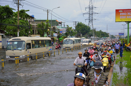 Đường phố Sài Gòn thành sông sau trận mưa ảnh 11 Đường phố Sài Gòn thành sông sau trận mưa ảnh 11