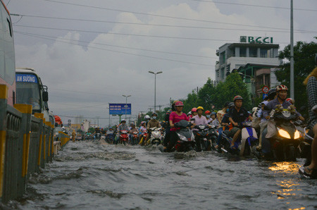 Đường phố Sài Gòn thành sông sau trận mưa ảnh 12 Đường phố Sài Gòn thành sông sau trận mưa ảnh 12