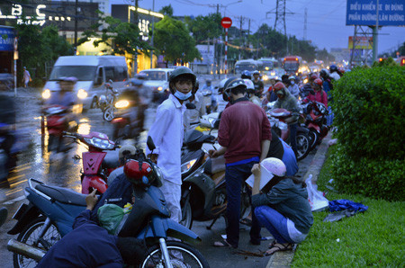 Đường phố Sài Gòn thành sông sau trận mưa ảnh 21 Đường phố Sài Gòn thành sông sau trận mưa ảnh 21