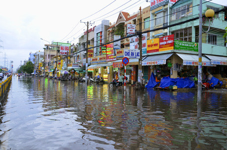 Đường phố Sài Gòn thành sông sau trận mưa ảnh 6 Đường phố Sài Gòn thành sông sau trận mưa ảnh 6