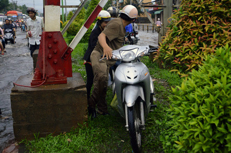 Đường phố Sài Gòn thành sông sau trận mưa ảnh 18 Đường phố Sài Gòn thành sông sau trận mưa ảnh 18