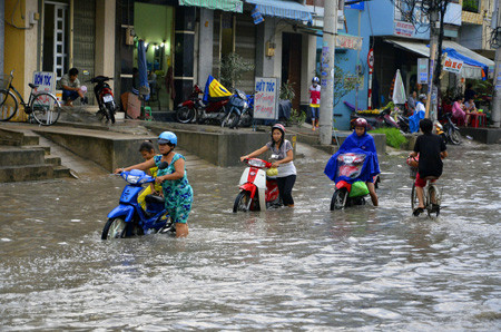 Đường phố Sài Gòn thành sông sau trận mưa ảnh 5 Đường phố Sài Gòn thành sông sau trận mưa ảnh 5