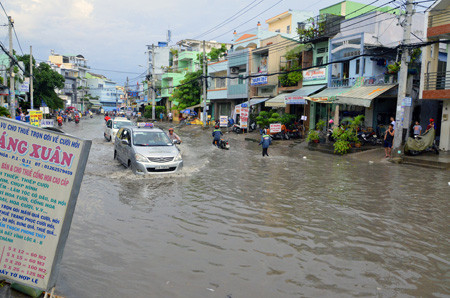 Đường phố Sài Gòn thành sông sau trận mưa ảnh 3 Đường phố Sài Gòn thành sông sau trận mưa ảnh 3