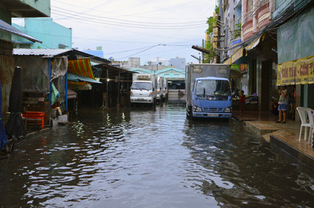 Đường phố Sài Gòn thành sông sau trận mưa ảnh 8 Đường phố Sài Gòn thành sông sau trận mưa ảnh 8