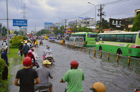 Đường phố Sài Gòn thành sông sau trận mưa ảnh 4 Đường phố Sài Gòn thành sông sau trận mưa ảnh 4