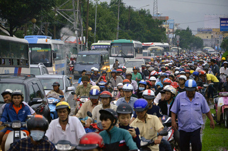 Đường phố Sài Gòn thành sông sau trận mưa ảnh 16 Đường phố Sài Gòn thành sông sau trận mưa ảnh 16