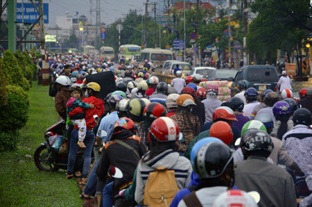 Đường phố Sài Gòn thành sông sau trận mưa ảnh 17 Đường phố Sài Gòn thành sông sau trận mưa ảnh 17