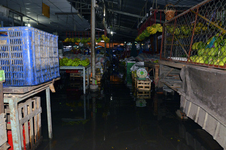 Đường phố Sài Gòn thành sông sau trận mưa ảnh 7 Đường phố Sài Gòn thành sông sau trận mưa ảnh 7