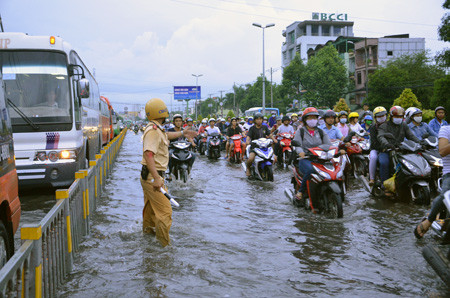 Đường phố Sài Gòn thành sông sau trận mưa ảnh 20 Đường phố Sài Gòn thành sông sau trận mưa ảnh 20