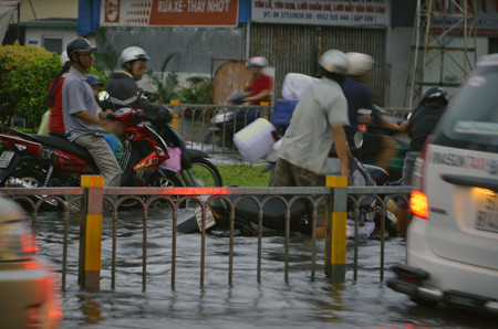 Đường phố Sài Gòn thành sông sau trận mưa ảnh 15 Đường phố Sài Gòn thành sông sau trận mưa ảnh 15